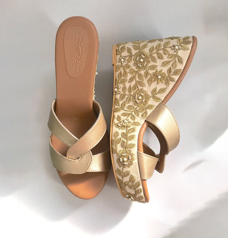 Barqoue Crème And Gold Wedges thumbnail 2